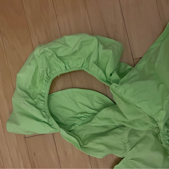 Vibrant Green Dress with Puff Sleeves - Picture 3 of 4